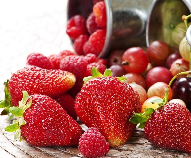 Красные-фрукты-ягоды-и-овощи-улучшают-цвет-кожи.jpg