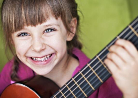 Зачем учить ребенка игре на гитаре