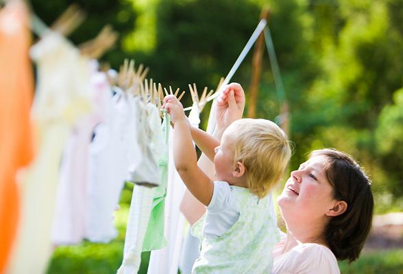 Чем вывести пятна с детской одежды