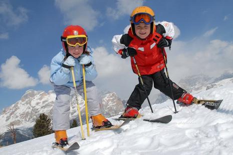 Дети катаются на лыжах