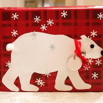 Новогодняя упаковка подарка с белым медведем