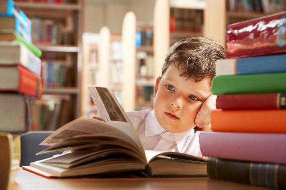 Почему ребенок не хочет ходить в школу Ребенок читает книжку