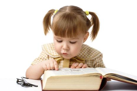 Девочка читает книжку