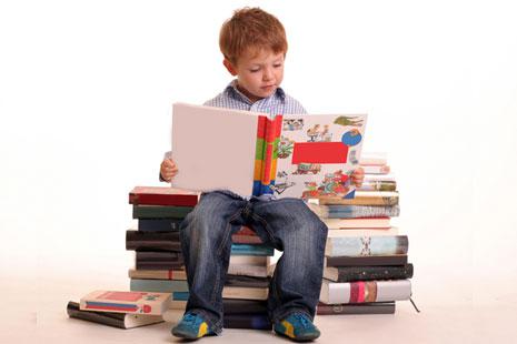 Зачем ребенок портит книги Ребенок читает книгу