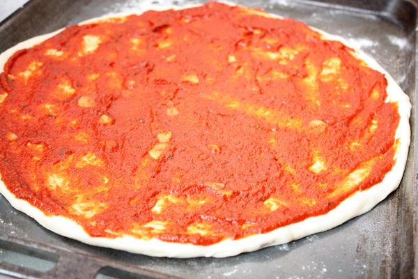Пицца с грибами и козьим сыром
