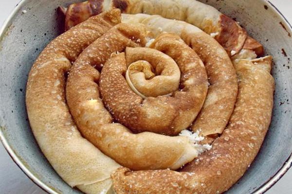 Спиральный блинный пирог с творогом и вишней