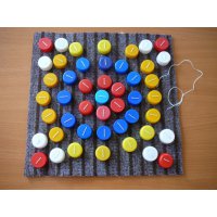 Массажный коврик из крышек от пластиковых бутылок